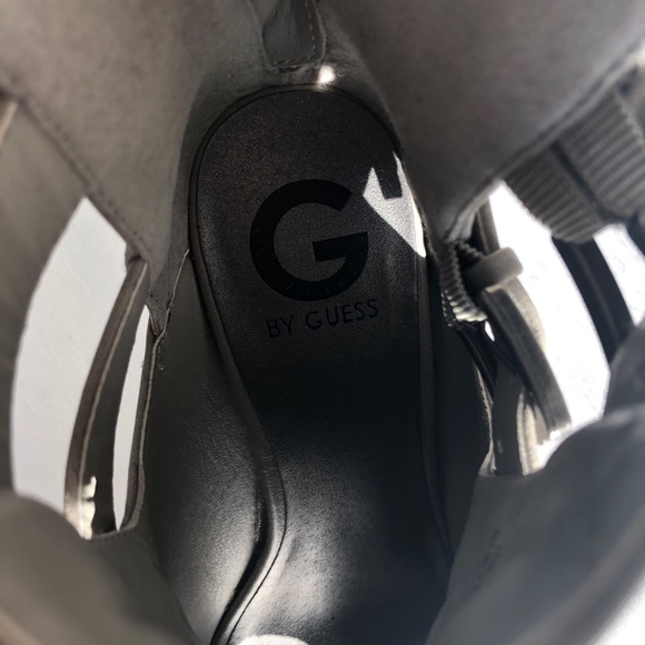 Guess light grey leather shoes with a brown heel. - Picture 5 of 10